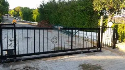 Yana Kayar Bahçe Kapıları